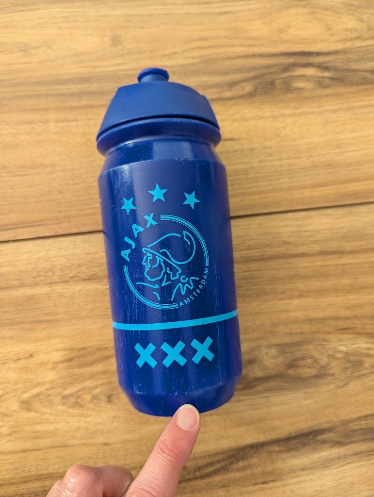 Ajax blauwe bidon, Ophalen