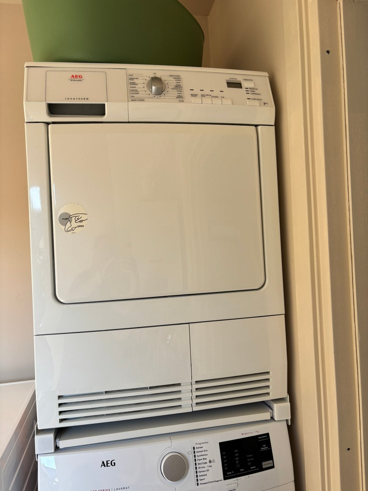 AEG condensdroger met stapelkit, Ophalen, 6 tot 8 kg, Zo goed als nieuw, 85 tot 90 cm