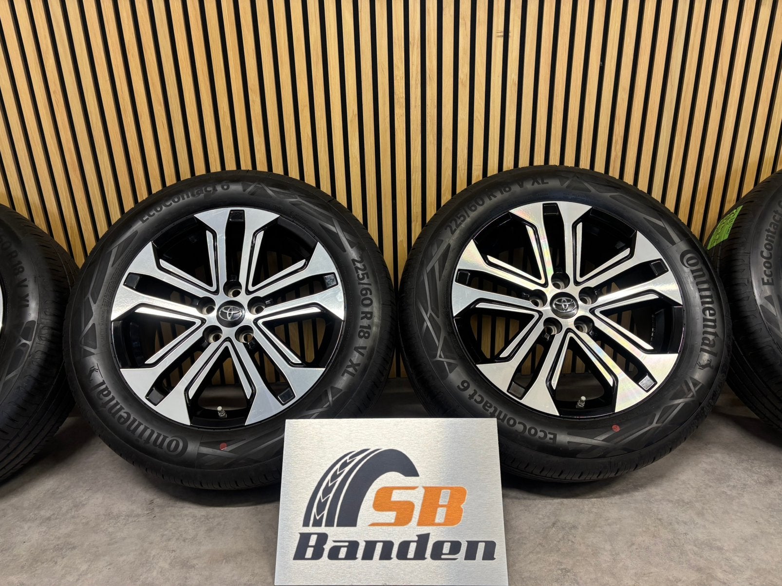 Toyota Rav4 Originele 18 inch velgen + ZGAN zomerbanden, Auto-onderdelen, Banden en Velgen, 18 inch, Gebruikt, Banden en Velgen
