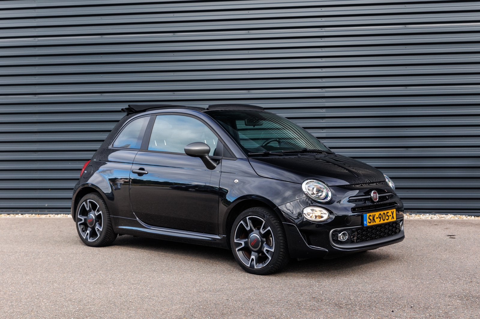 Fiat 500C 0.9 TwinAir | CarPlay | PDC | Leder | Trekhaak, 31 €/maand, Cabriolet, Zwart, Handgeschakeld