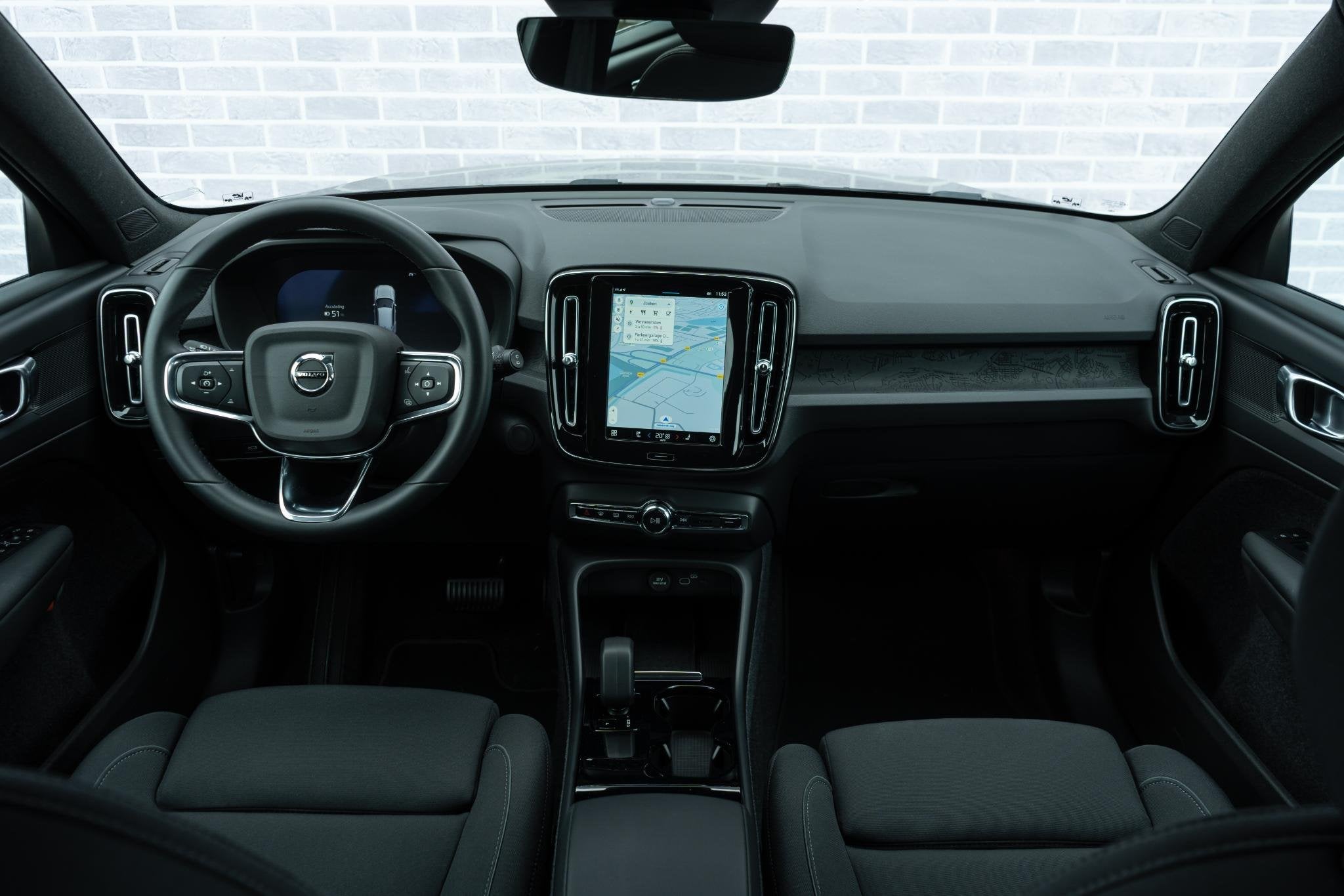 Volvo EX40 Single Motor Extended Range Plus 82 kWh | Stoel-/, Auto's, Volvo, 12 maanden, Gebruikt, Zwart, Origineel Nederlands