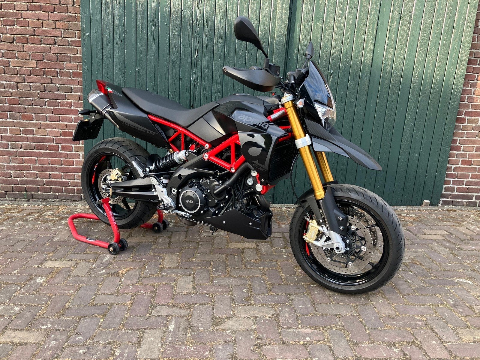 Aprilia Dorsoduro 900 Sport, 2020, A2, ABS, sportuitlaat., 2 cilinders, 896 cc, Minimaal motorrijbewijs A2, SuperMoto