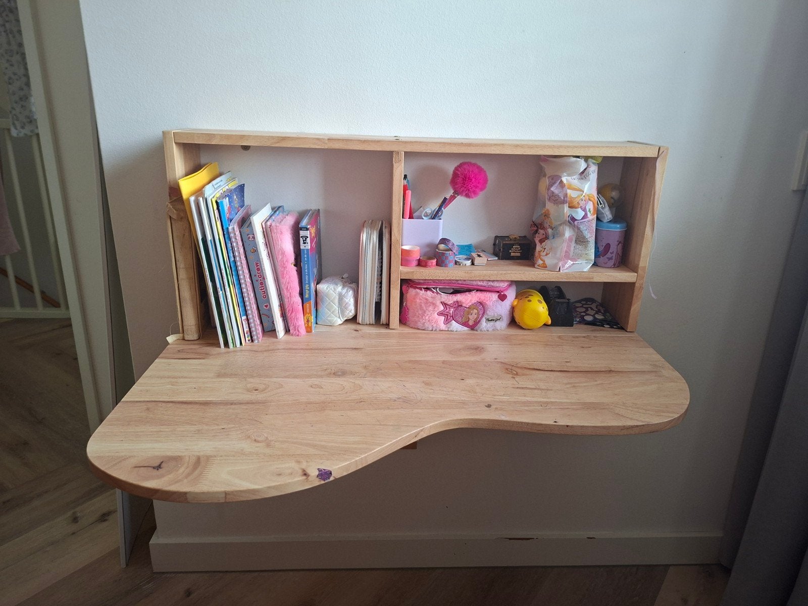 Wandbureau/Kinderbureau van hout met opbergruimte, Huis en Inrichting, Bureaus, Ophalen, Opbergruimte, Gebruikt, Hout