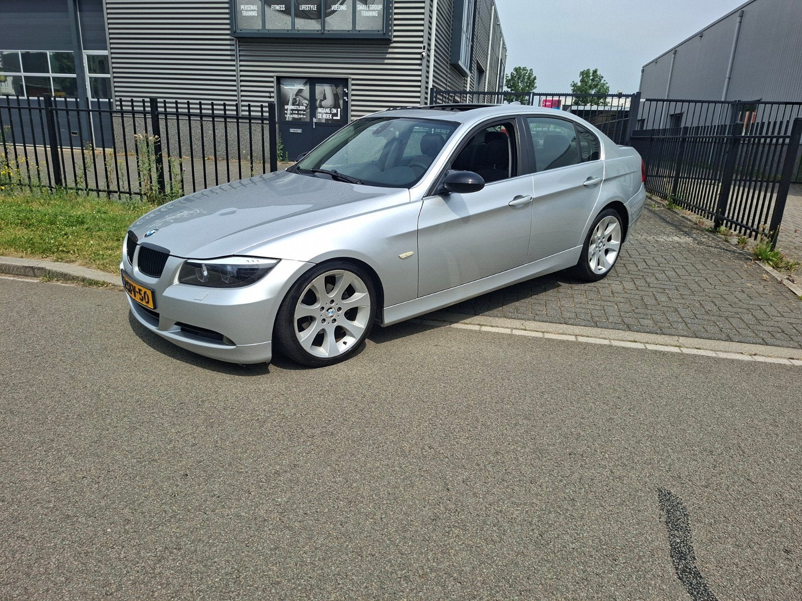 BMW 3-Serie 2.5 I 325 AUT 2005 Grijs, Auto's, Automaat, 745 kg, Zwart, 2497 cc