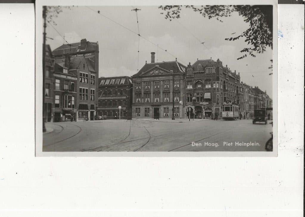 Den Haag Piet Heinstraat met Tram en Ford 1935, Ophalen of Verzenden, 1920 tot 1940, Ongelopen, Zuid-Holland