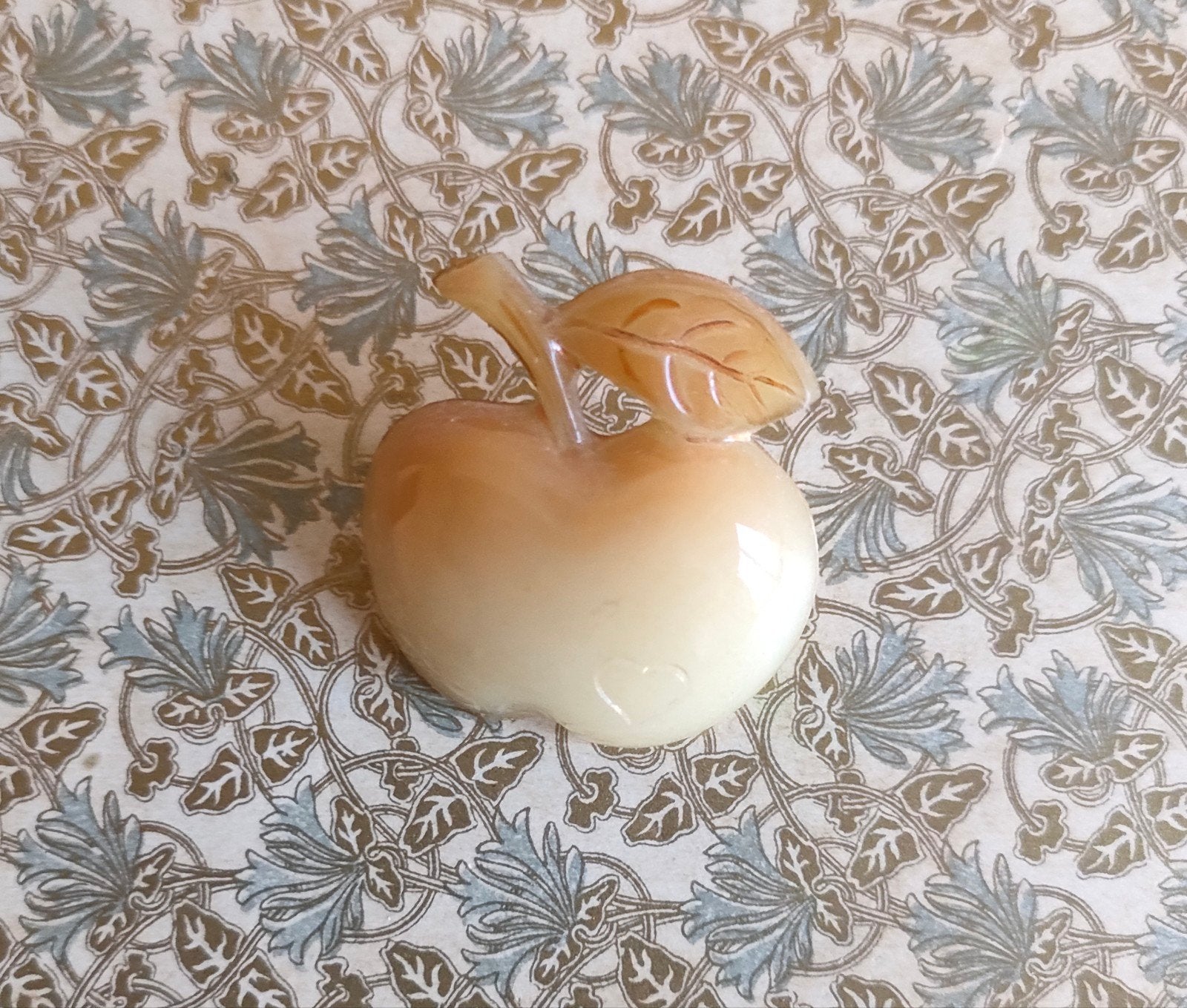 Vintage jaren '70 kunststof bruin/beige appel broche, Ophalen of Verzenden, Zo goed als nieuw, Bruin, Overige materialen