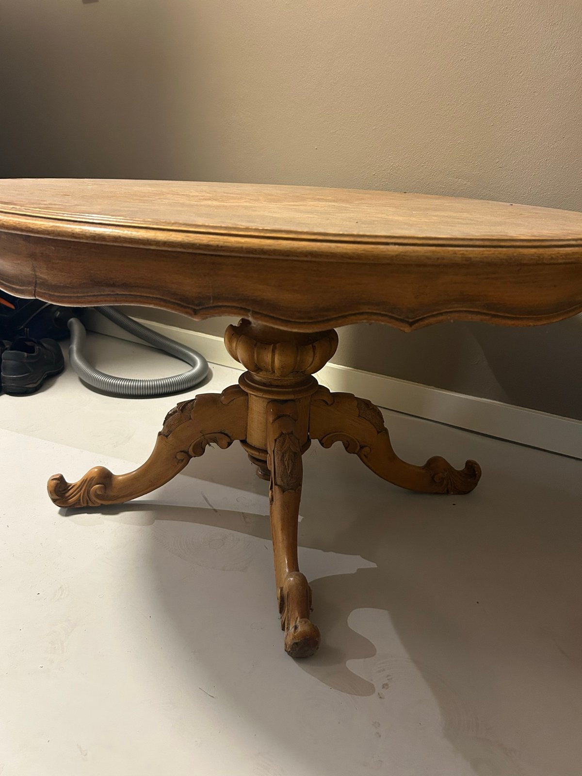 Antieke ronde salontafel  wortelnoten houtenblad, Ophalen