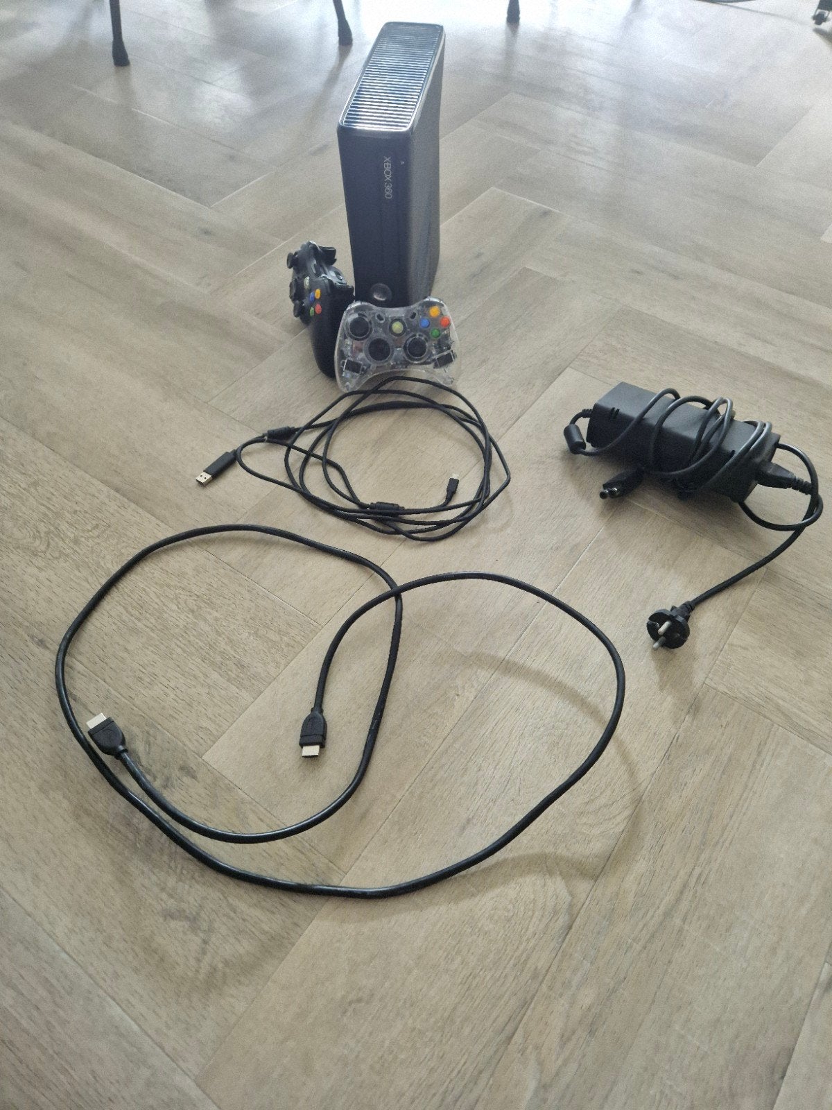 Xbox 360 met 2 controllers en kabels, Met games, 360 E, Met 2 controllers, Ophalen of Verzenden