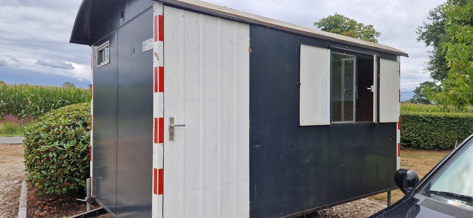 Mobiele bouwkeet met toilet,  keuketje. tafel en 6 stoelen, Ophalen