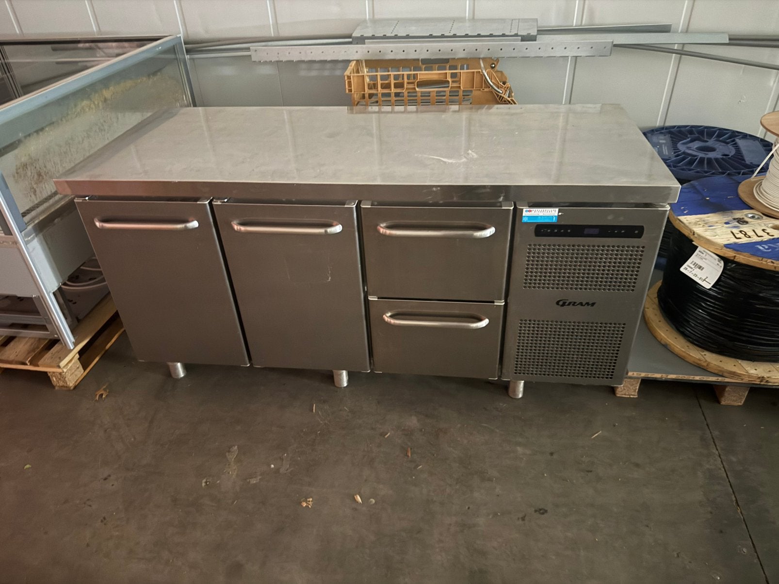 Koel werkbank Gram, Ophalen