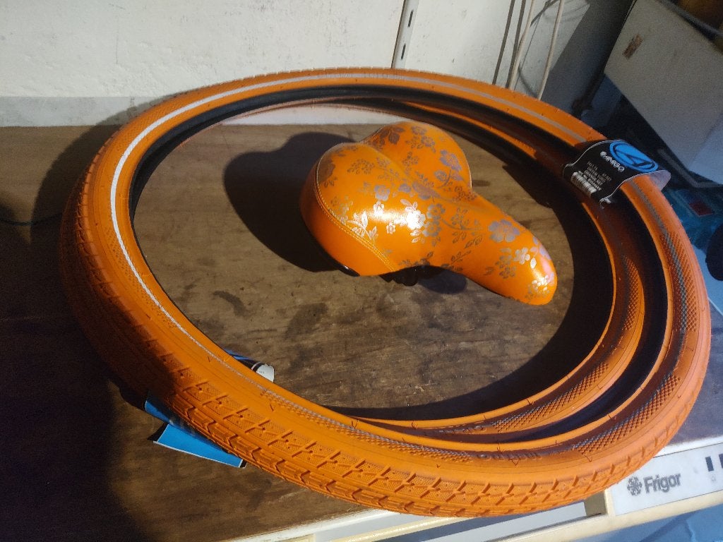 NIEUW 24 x1.75 banden en zadel  35 euro  VASTE PRIJS OPHALEN, Ophalen, Nieuw, 24 inch