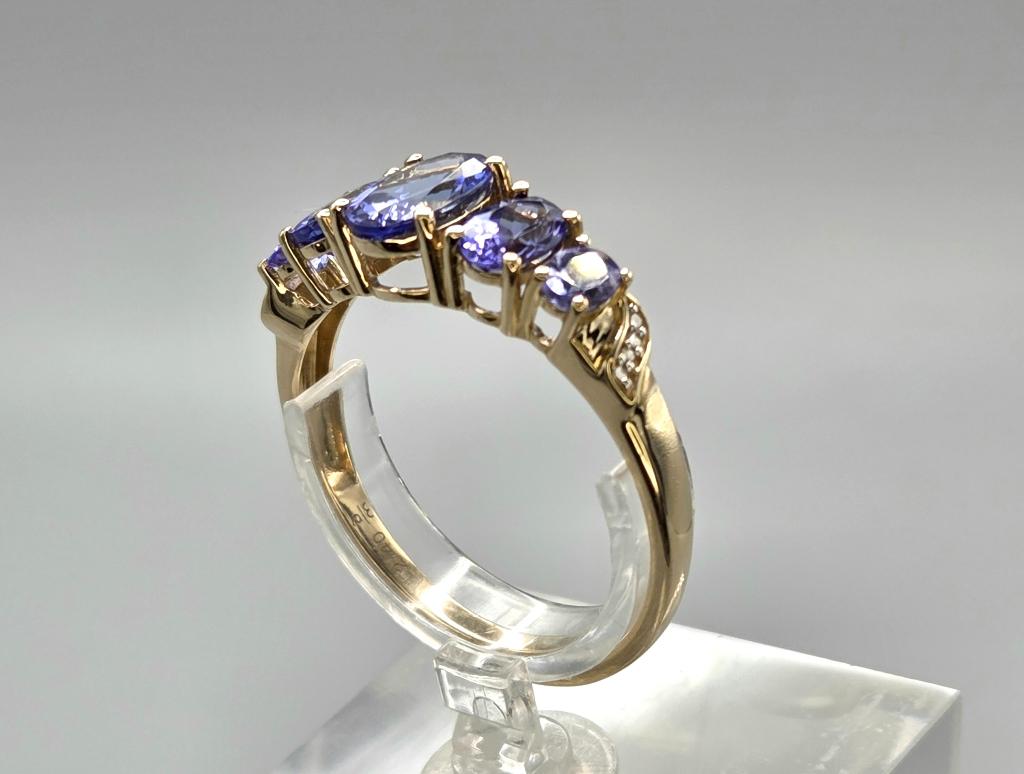 Gouden Vintage ring edelsteen tanzaniet en diamant. 2026/307, 20 of groter, ., Paars, Ophalen of Verzenden