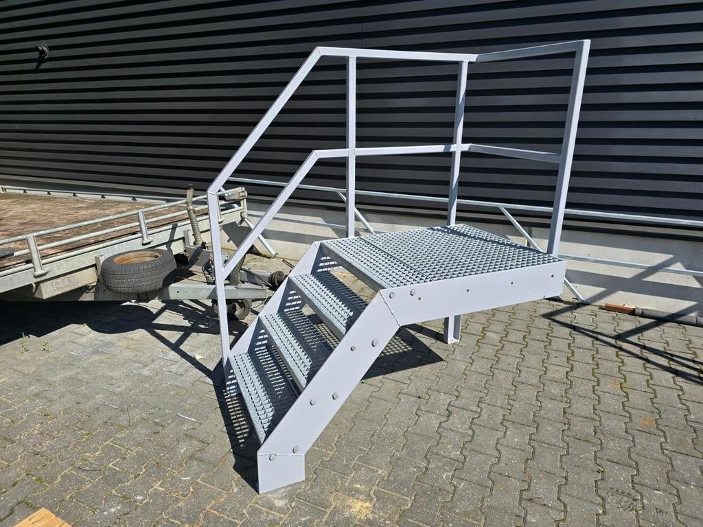 Stalen trap met bordes grijs. Hoog 0,82 mtr. Nob129