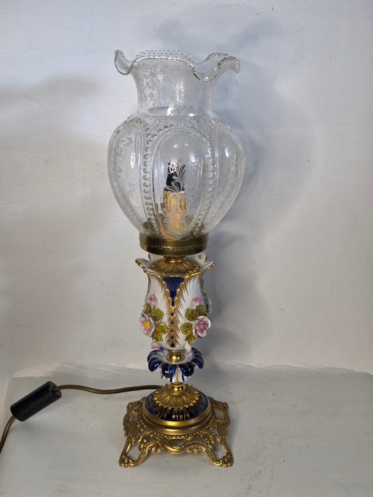 Signed Stunning antique porcelain and brass hurricane lamp, Antiek en Kunst, Ophalen of Verzenden