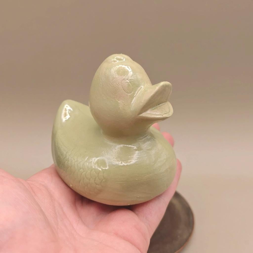 Keramisch eendje van steengoed in zachtgroen glazuur, Ophalen of Verzenden