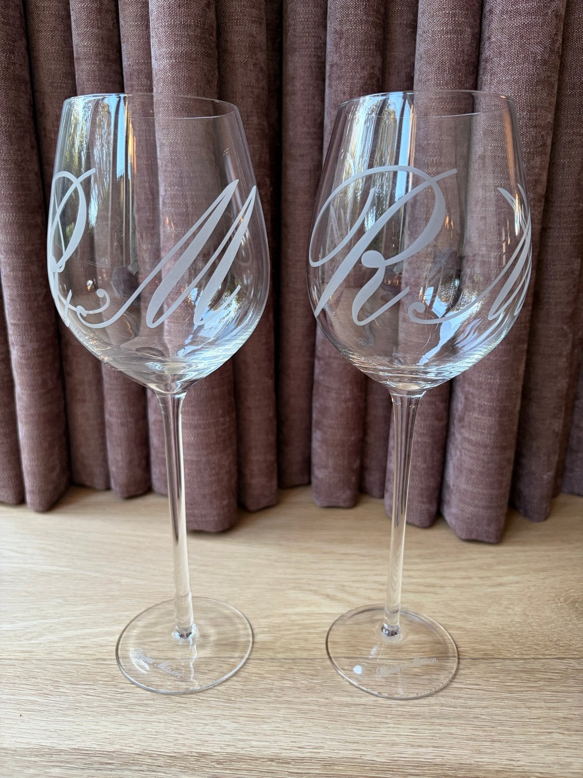 2 Rivièra Maison wijnglazen op hoge voet - Zo goed als nieuw, Ophalen, Glas of Glazen, Overige stijlen, Glas