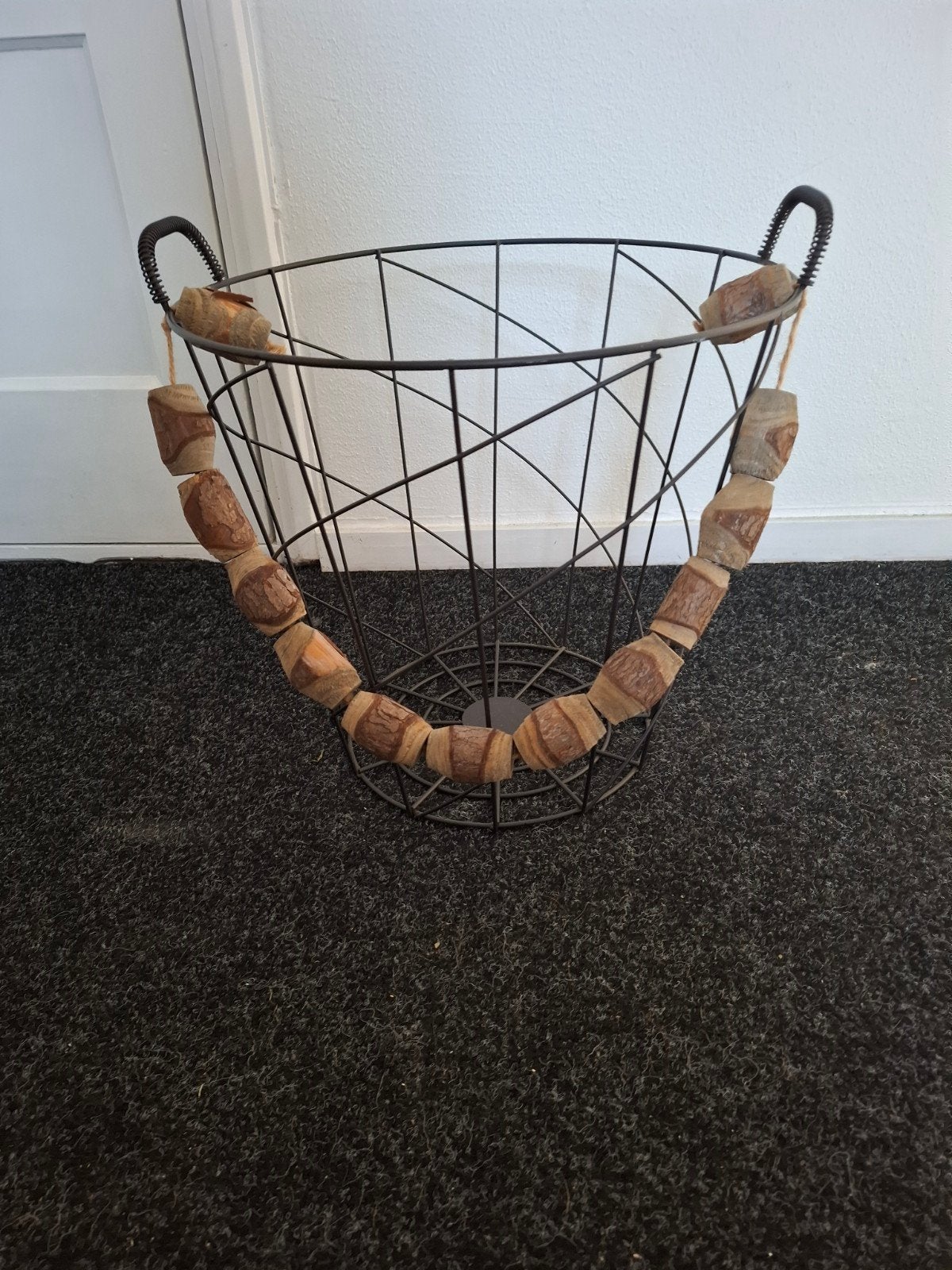 Draadstalen mand met decoratieve houten slinger, Ophalen, Gebruikt, Mand, Metaal