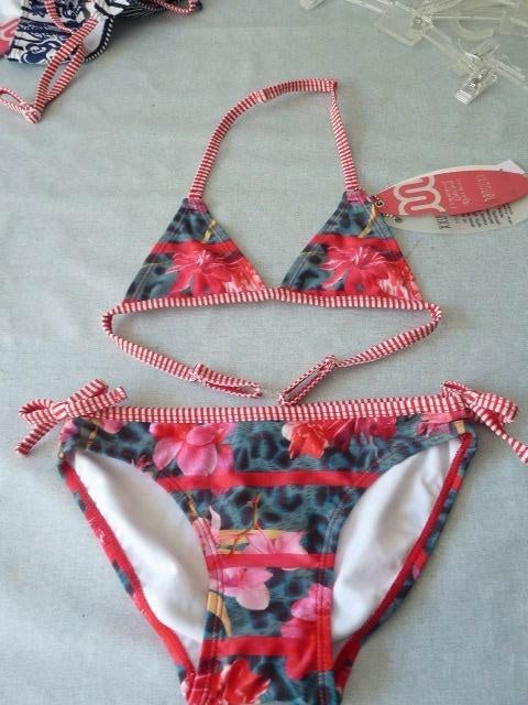 Leuke rood met bloemendessin bikini, mt 128 Manouxx, Bikiniset, Meisje, Nieuw, Manouxx