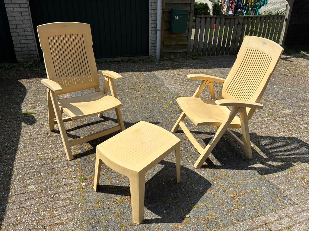 Twee stoelen met tafeltje, Tuin en Terras, Ophalen, Gebruikt