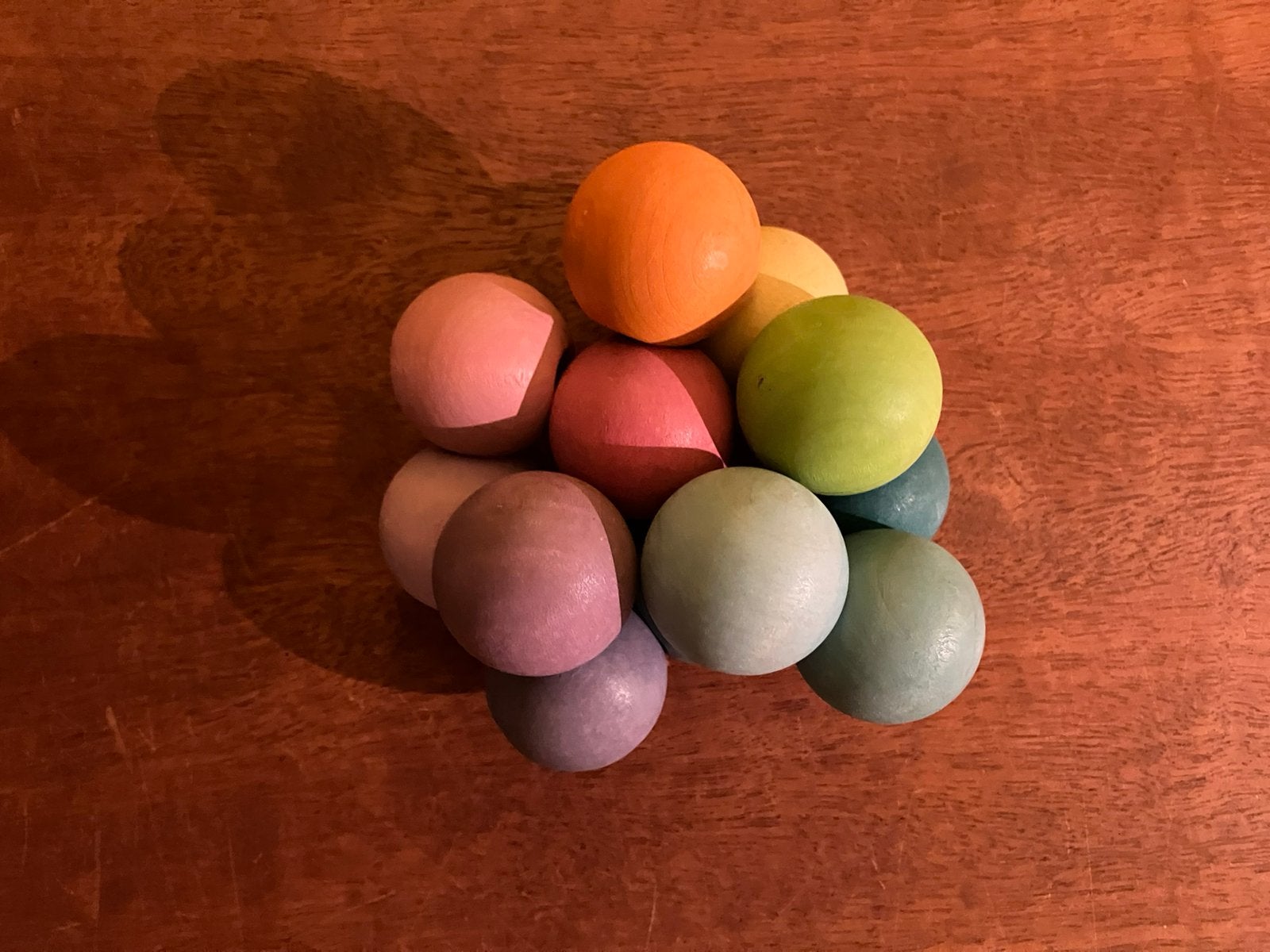 Grimms houten rammelaar grijpspeeltje pastel kleurig bollen, Ophalen of Verzenden, Zo goed als nieuw