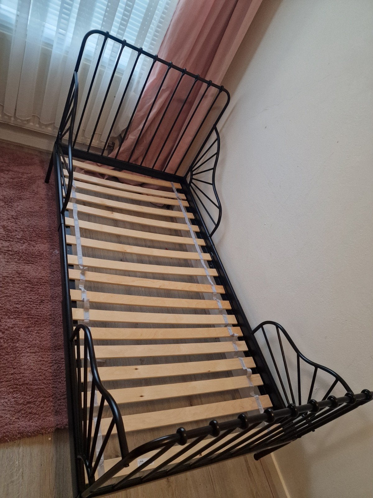 IKEA Minnen uitschuifbaar bed zwart met lattenbodem, Huis en Inrichting, Ophalen, Verstelbaar, Eenpersoons, Zwart