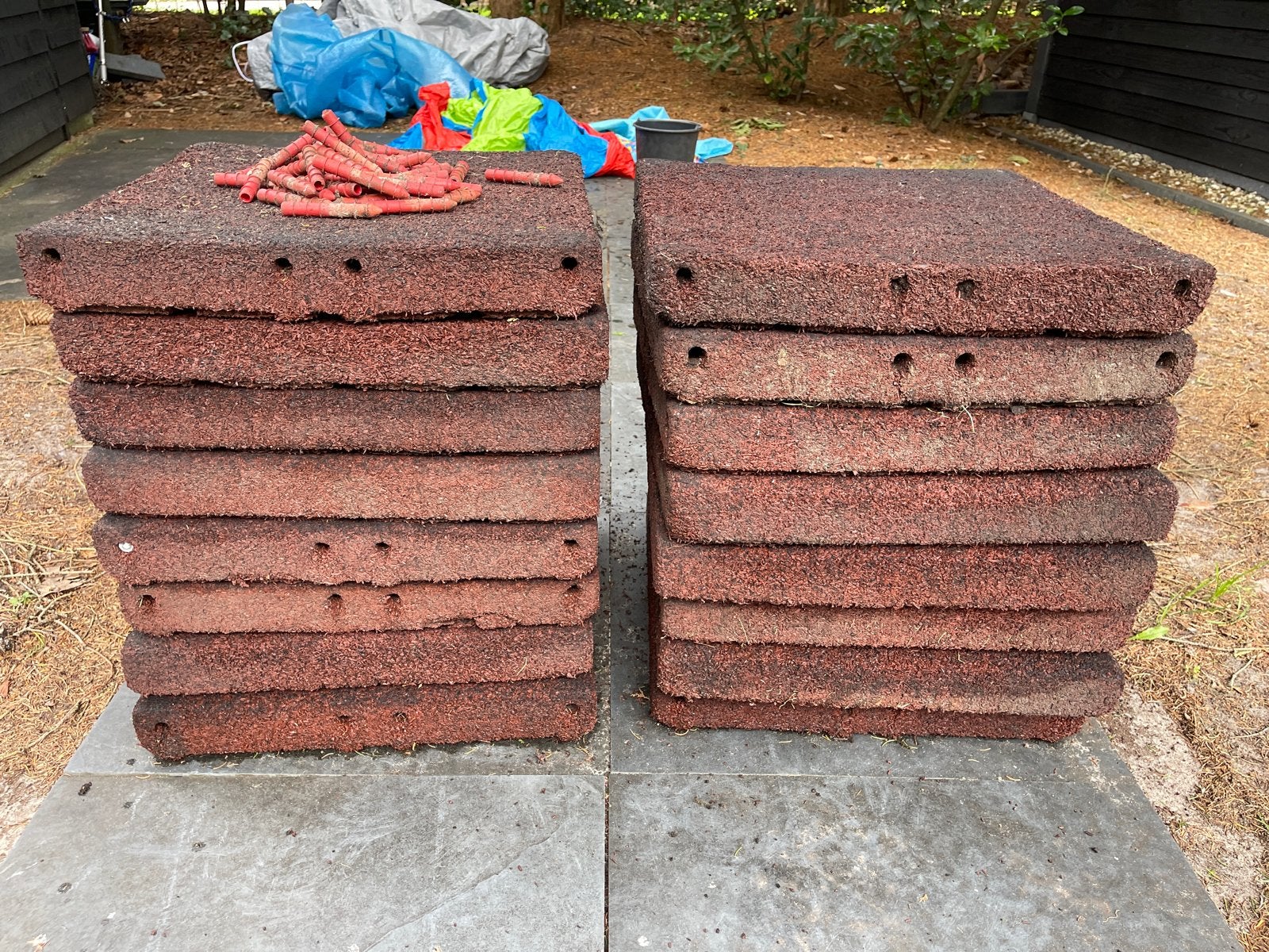 16 Extra Zware Rode Rubberen Tegels 50x50x7,5cm, Ophalen, Gebruikt, Overige typen, Rubber