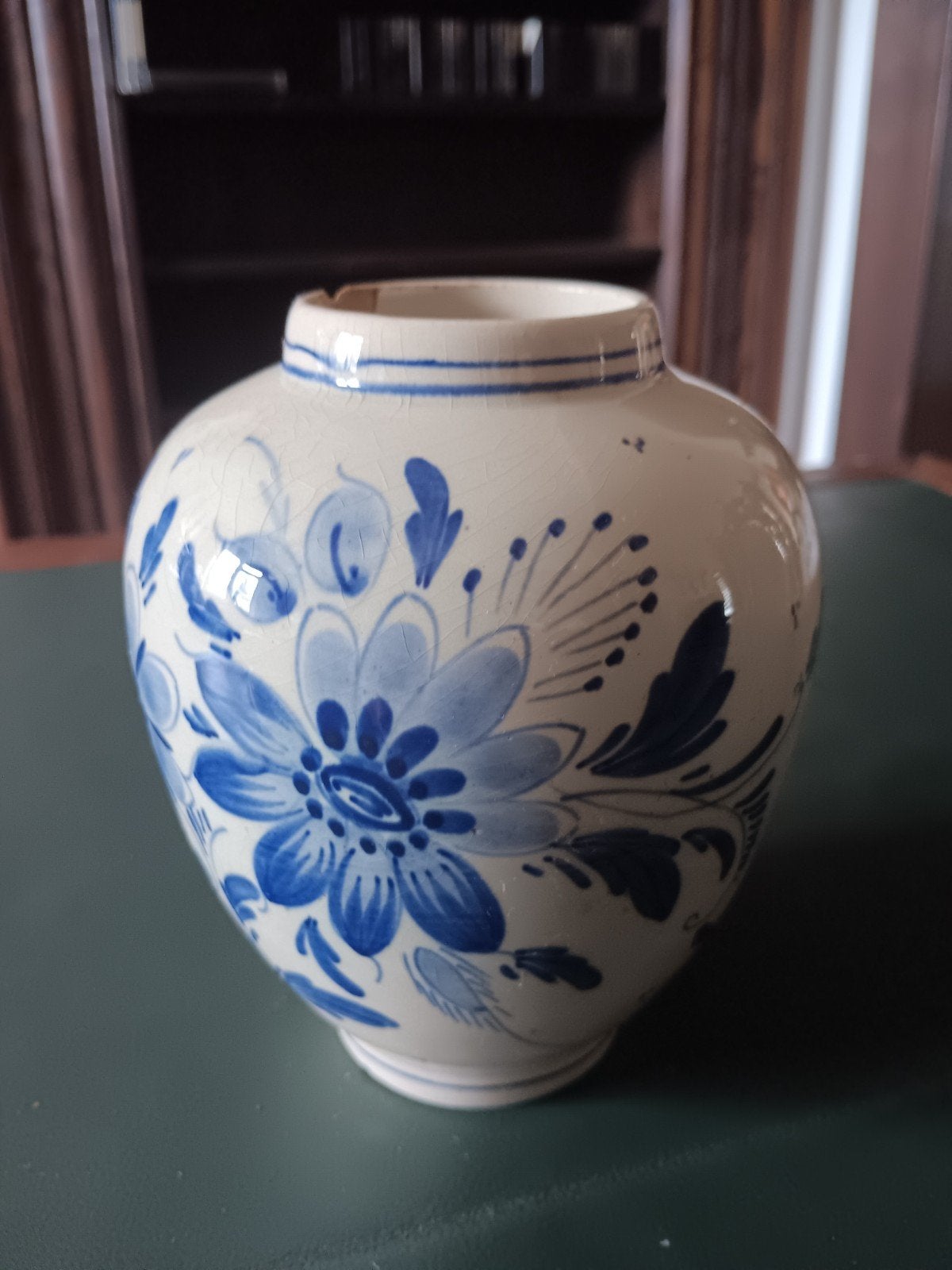 Delfts blauw vaasje, 14 cm hoog, met bloemmotief, Antiek en Kunst, Antiek | Vazen, Ophalen