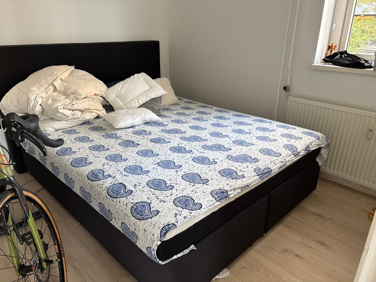 Bed met matras 160x200 - goede staat, Ophalen, Gebruikt, Zwart, Tweepersoons