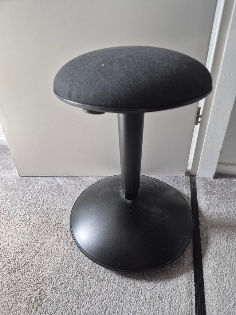 Zwarte ergonomische kruk, in hoogte verstelbaar, Ophalen
