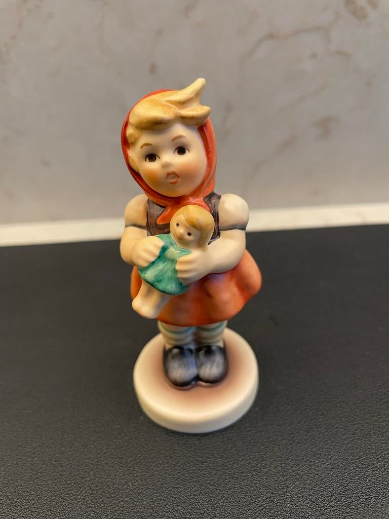 Vintage Hummel beeldje: Meisje met pop, Ophalen of Verzenden, Zo goed als nieuw, Hummel