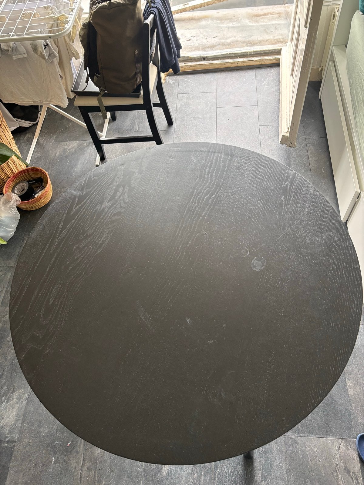 Zwarte ronde tafel - IKEA Lisabo, makkelijk te monteren, Huis en Inrichting, Tafels | Eettafels, Ophalen, Gebruikt, 100 tot 150 cm