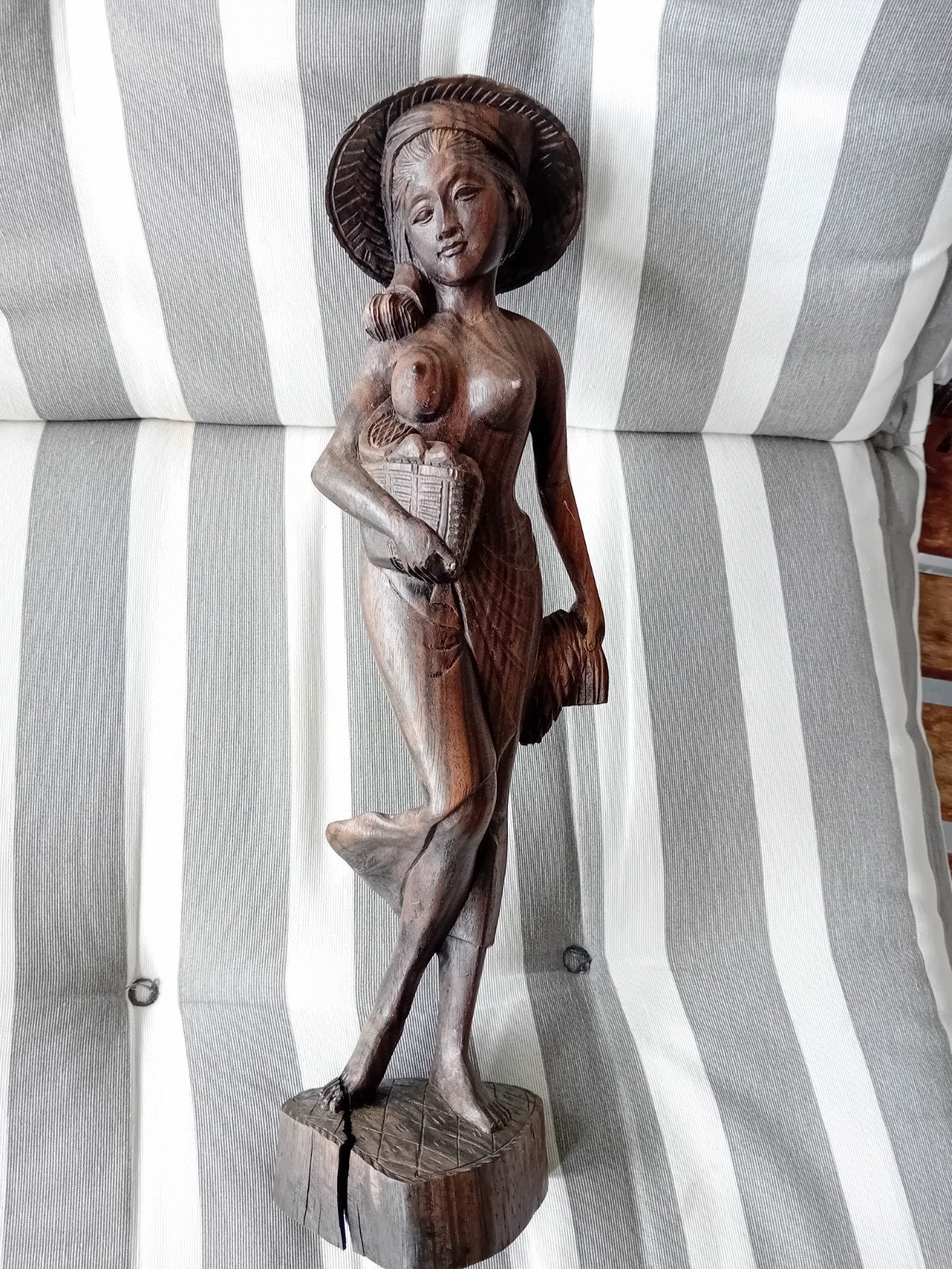 Handgesneden houten beeld van vrouw met hoed, Ophalen of Verzenden, Handgemaakt, Beeld, Hout