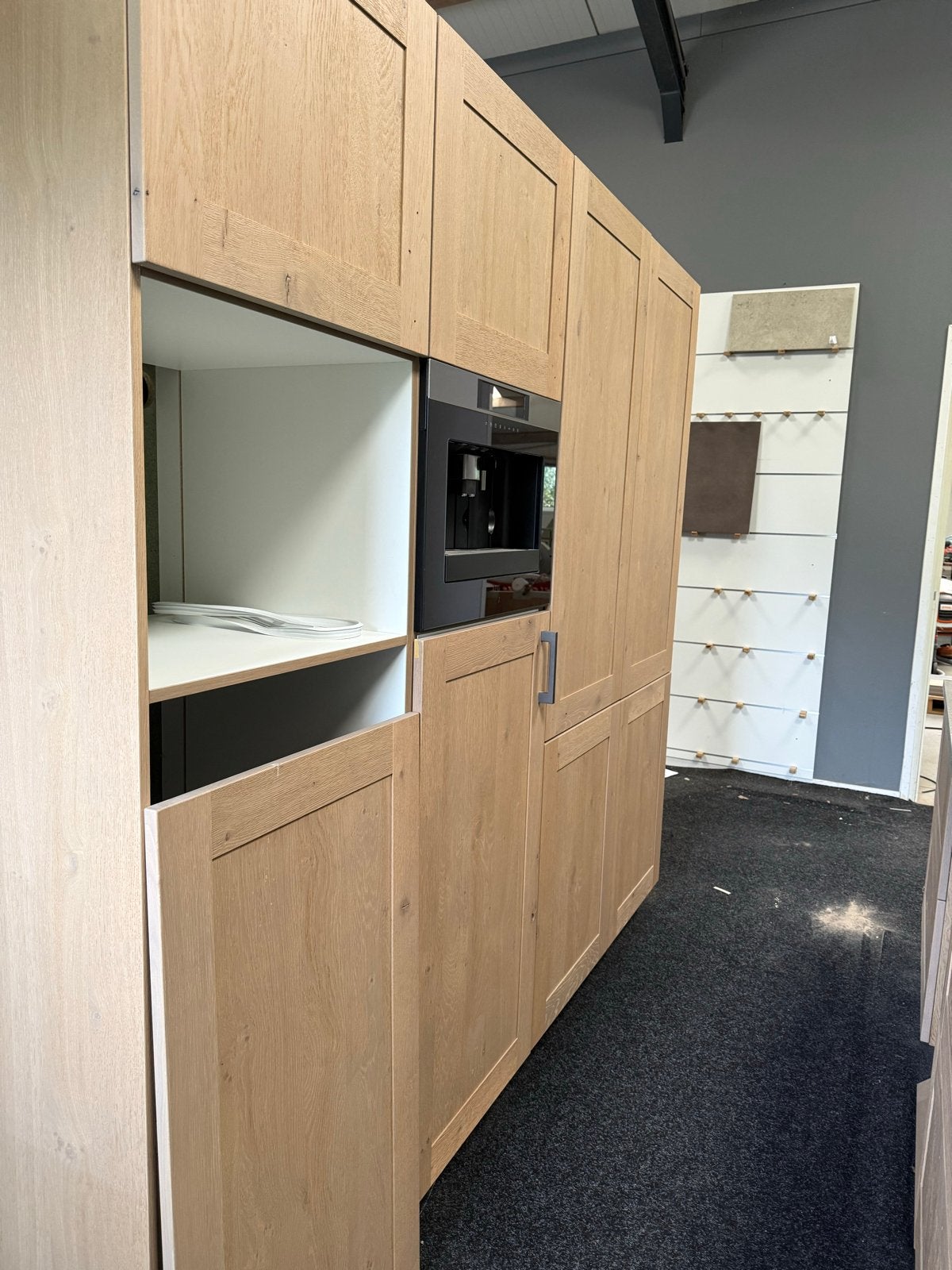 Moderne Eiken Keuken met Kookeiland en Inbouwapparatuur, Ophalen, Bruin, Zo goed als nieuw, Greeploos