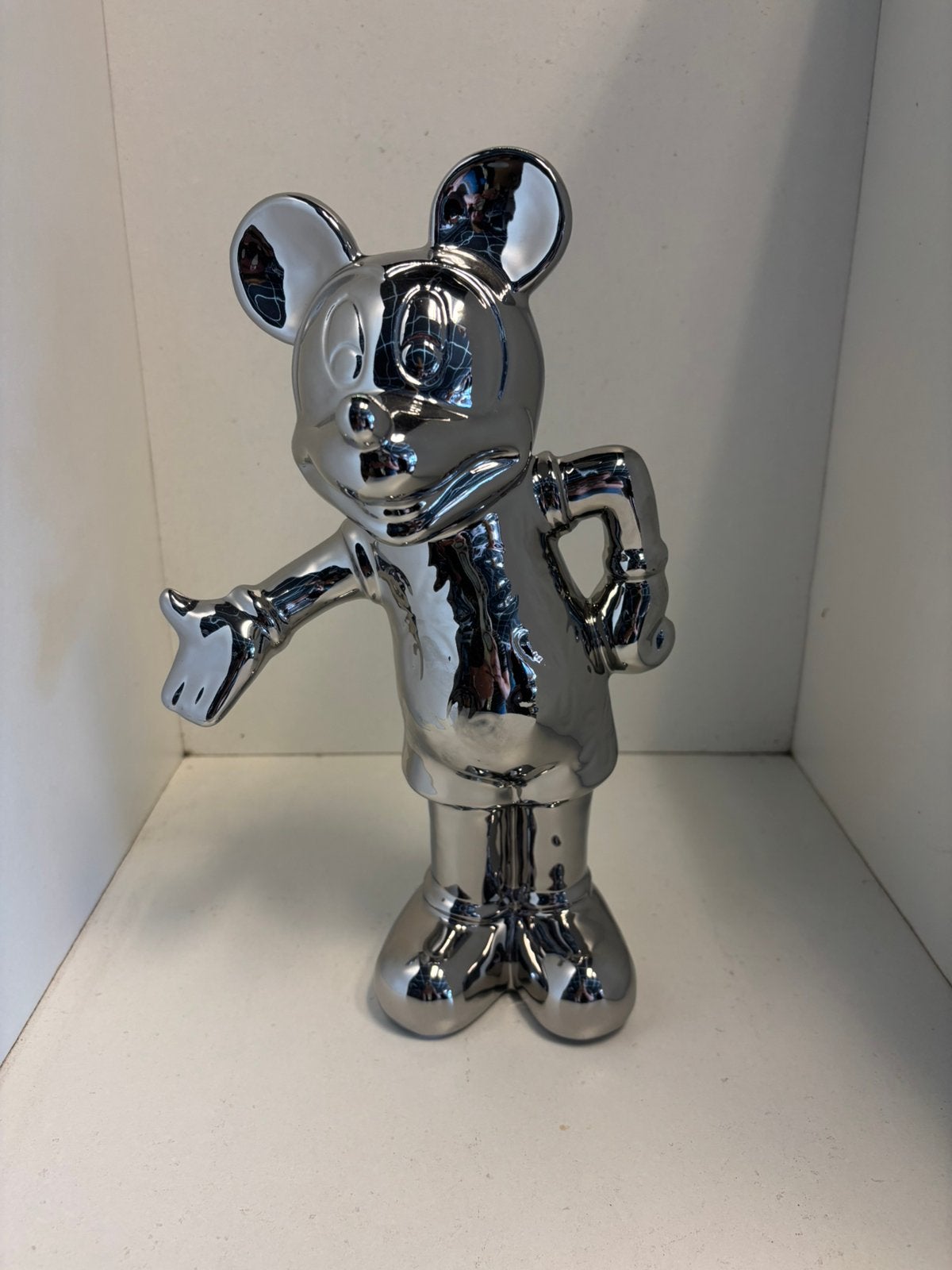 Zilverkleurige aardewerk Micky Mouse beeldje, Verzamelen, Beelden en Beeldjes, Ophalen of Verzenden, Nieuw