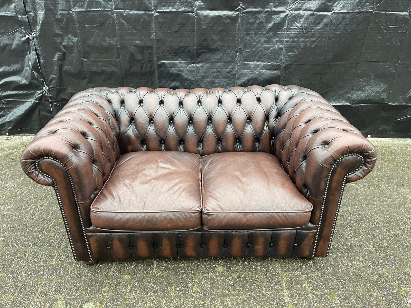 Comacte Chesterfield twee zit bank bruin gevlamd, Ophalen, 125 cm of meer, Leer, Zo goed als nieuw
