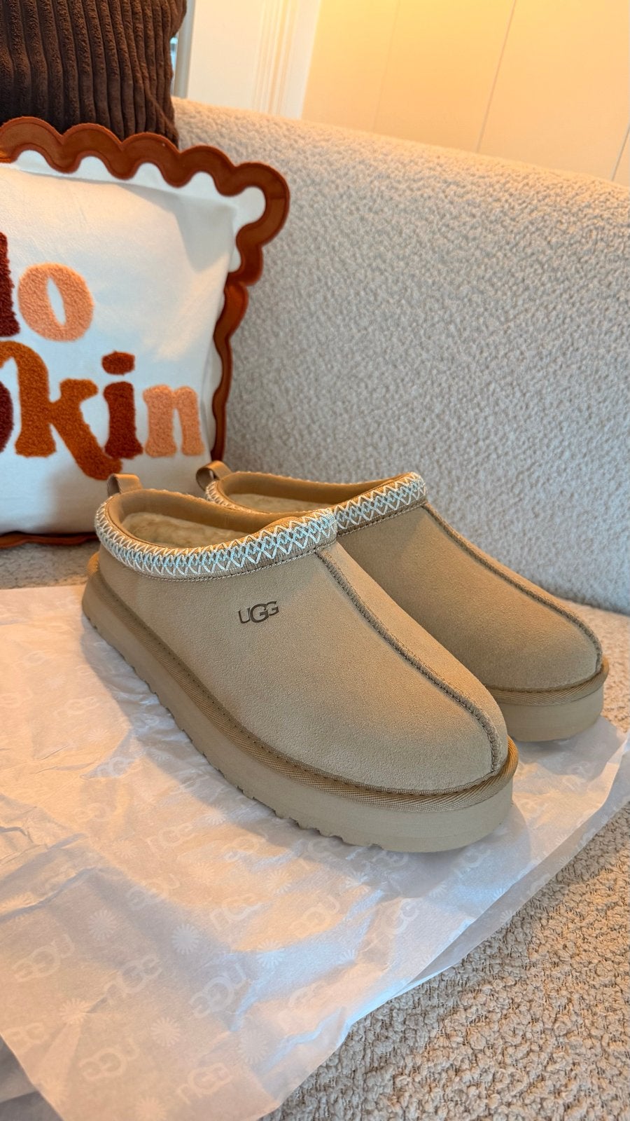 Nieuwe UGG Tasman sand  - Maat 38, Ophalen of Verzenden, Nieuw, Beige, Pantoffels of Sloffen