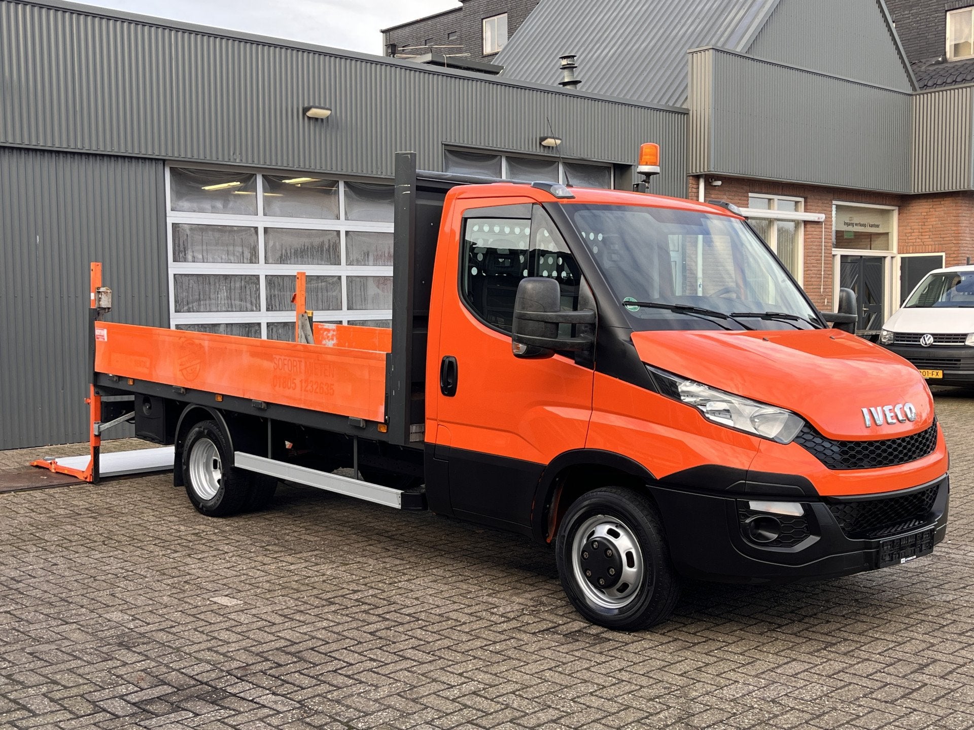 Iveco Daily 35C15 2.3 375 Trekhaak 3500kg Laadklep 500kg Nav, Auto's, Bestelauto's, Gebruikt, Zwart, Iveco, 2520 kg