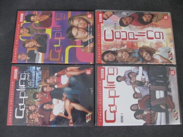 COUPLING - SEIZOENEN 1 + 2 + 3 en 4 = de COMPLETE SERIE BBC, Cd's en Dvd's, Alle leeftijden, Ophalen, Nieuw in verpakking, Britse komedie