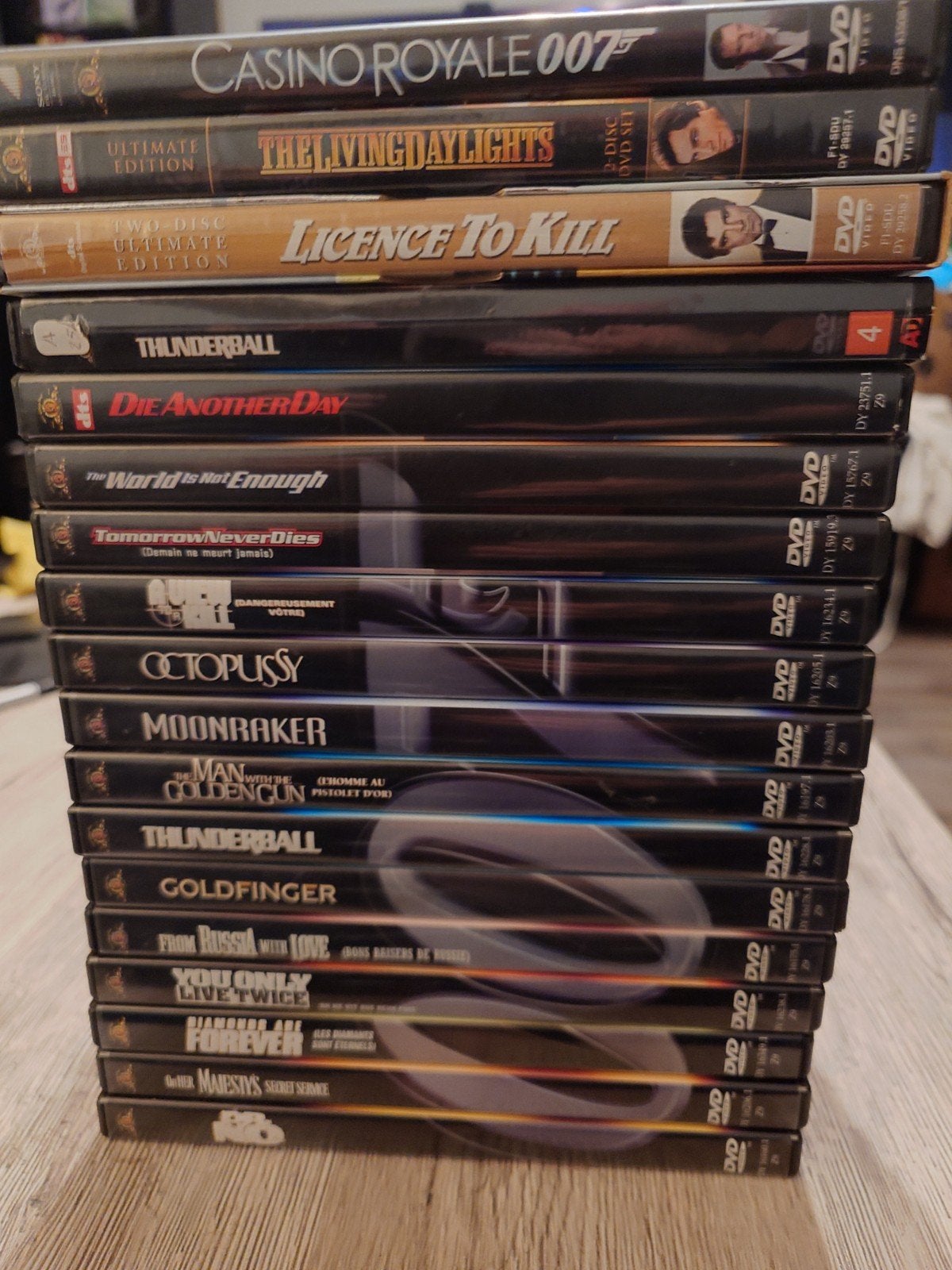 James Bond 007 18X DvDs Film Met NLO, Vanaf 12 jaar, Ophalen of Verzenden, Zo goed als nieuw
