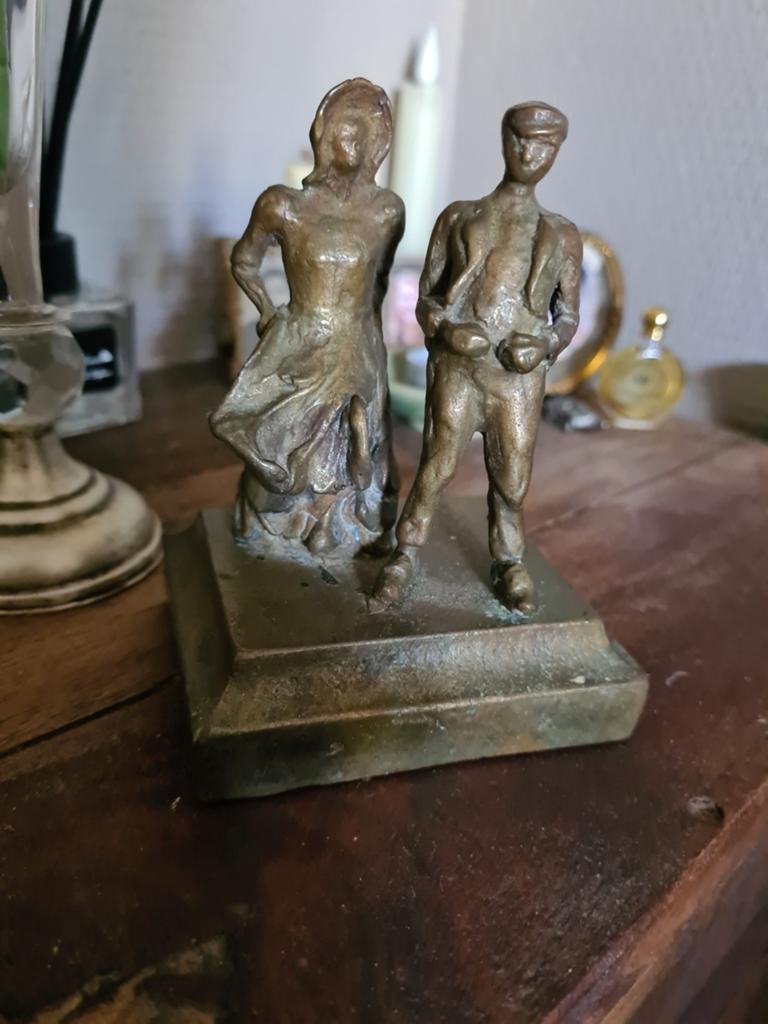 Bronzen beeldje: Hollands stel in klederdracht, Groep mensen, Minder dan 20 cm, Gepatineerd, Ophalen of Verzenden