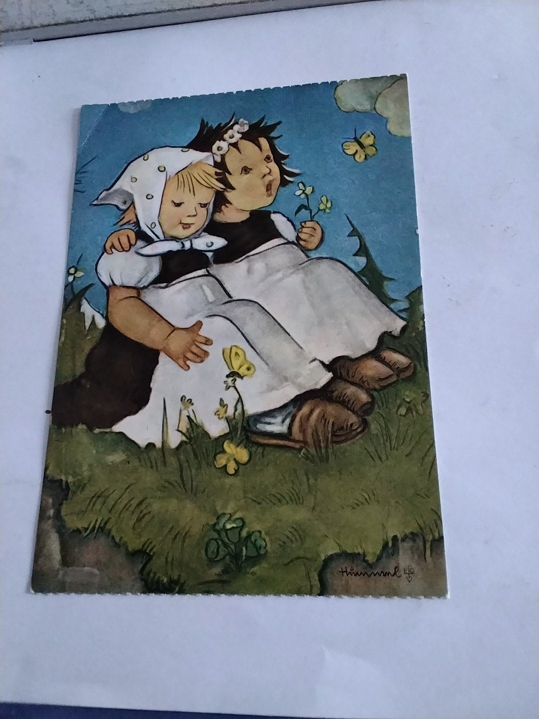HUMMEL.   TWEE KINDEREN IN HET GRAS  BIJ VLINDERS, Ophalen of Verzenden, 1940 tot 1960, Kinderen