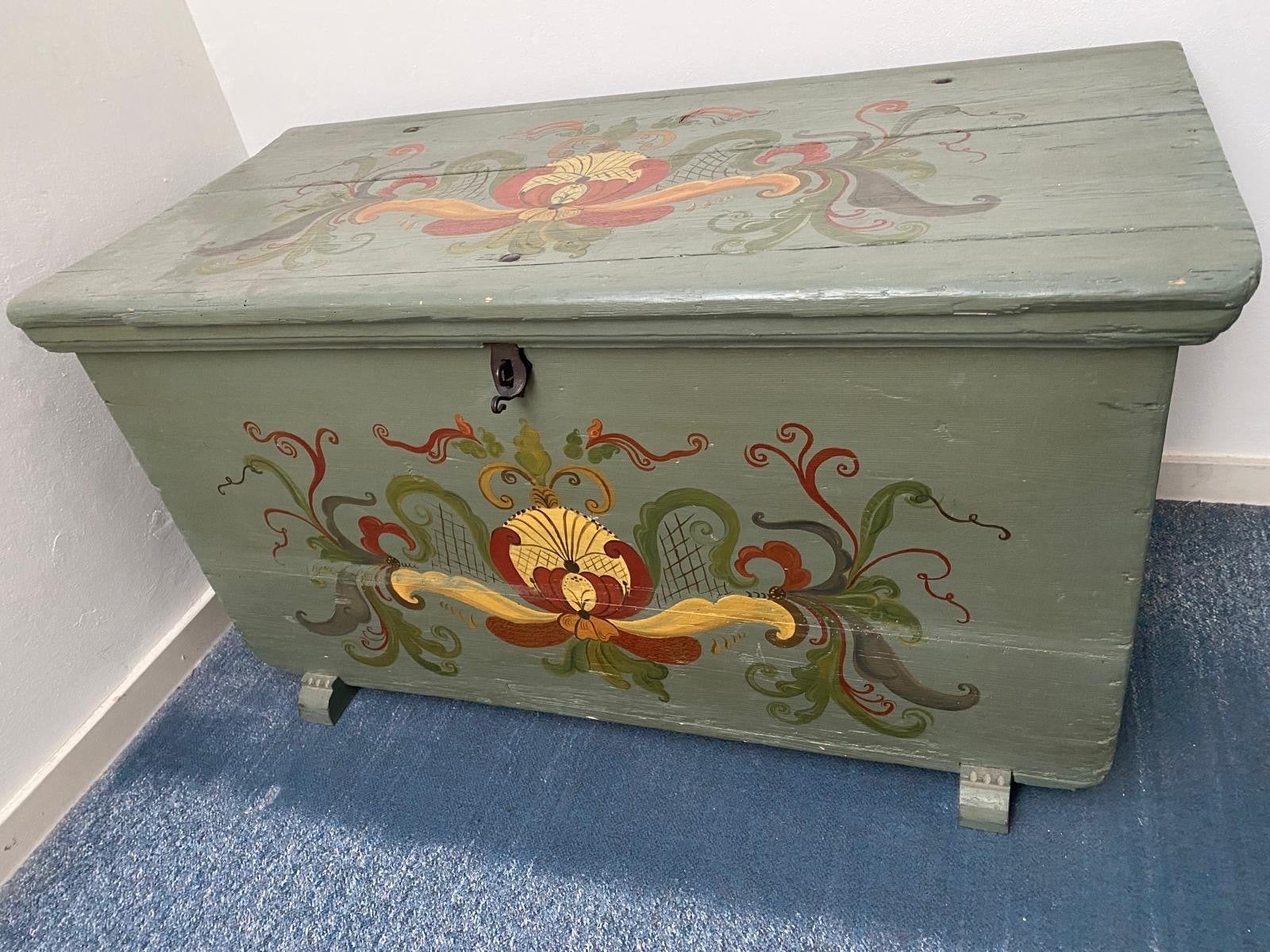Antieke beschilderde kist , Ledikant en stoel ( Rosemaling ), Ophalen