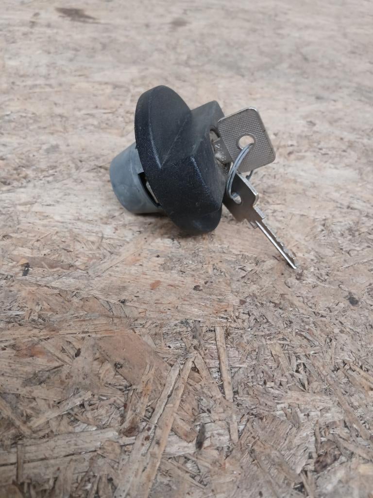 Universele Tankdop met Sleutel - Diameter 6,5 cm, Gebruikt, Onbekend@voorbeeld.com, Onbekend, Ophalen of Verzenden