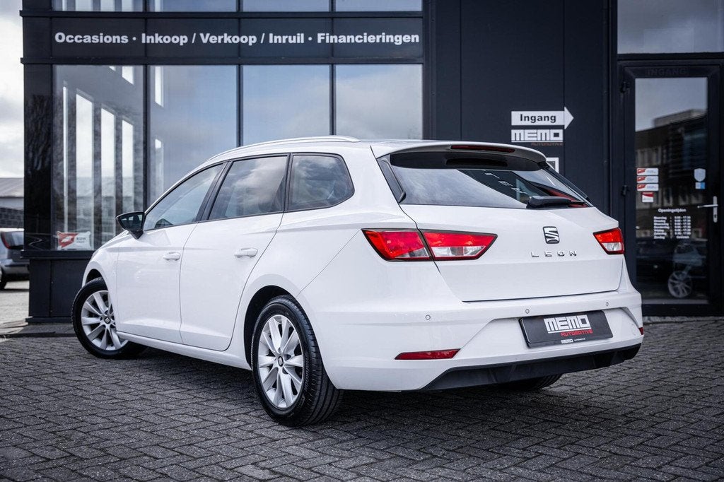 Seat Leon ST 1.0 EcoTSI Style Business*AUTOMAAT*CARPLAY*KEYL, Auto's, Gebruikt, Euro 6, Parkeersensor, Leon