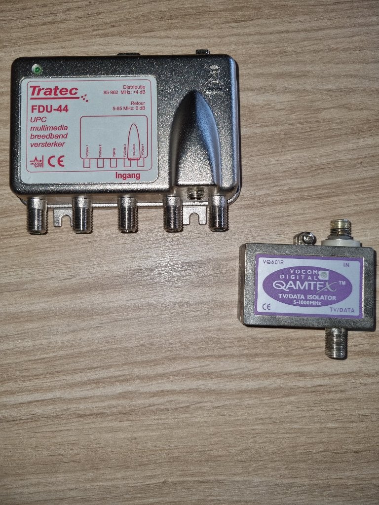 Breedbandversterker en tvdata isolator, Audio, Tv en Foto, Audiokabels en Televisiekabels, Ophalen of Verzenden, Gebruikt, Minder dan 2 meter