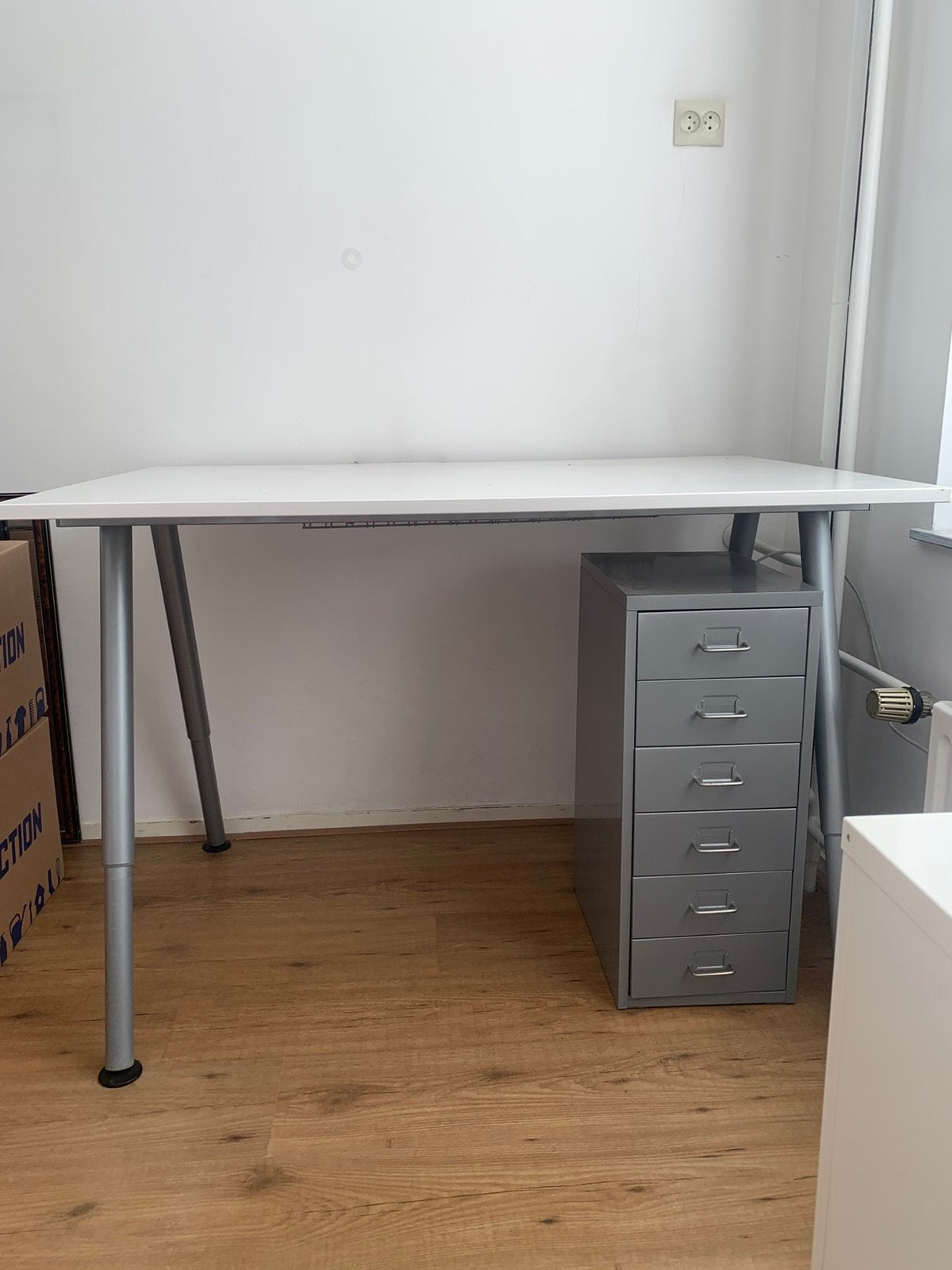 Wit verstelbaar bureau met verstelbare poten, Huis en Inrichting, Ophalen, Zo goed als nieuw, Wit