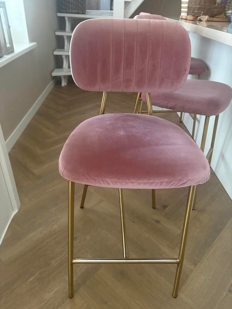 Roze fluwelen barkrukken van Richmond Interiors, Huis en Inrichting, Barkrukken, Ophalen of Verzenden, Zo goed als nieuw, 90 cm of meer