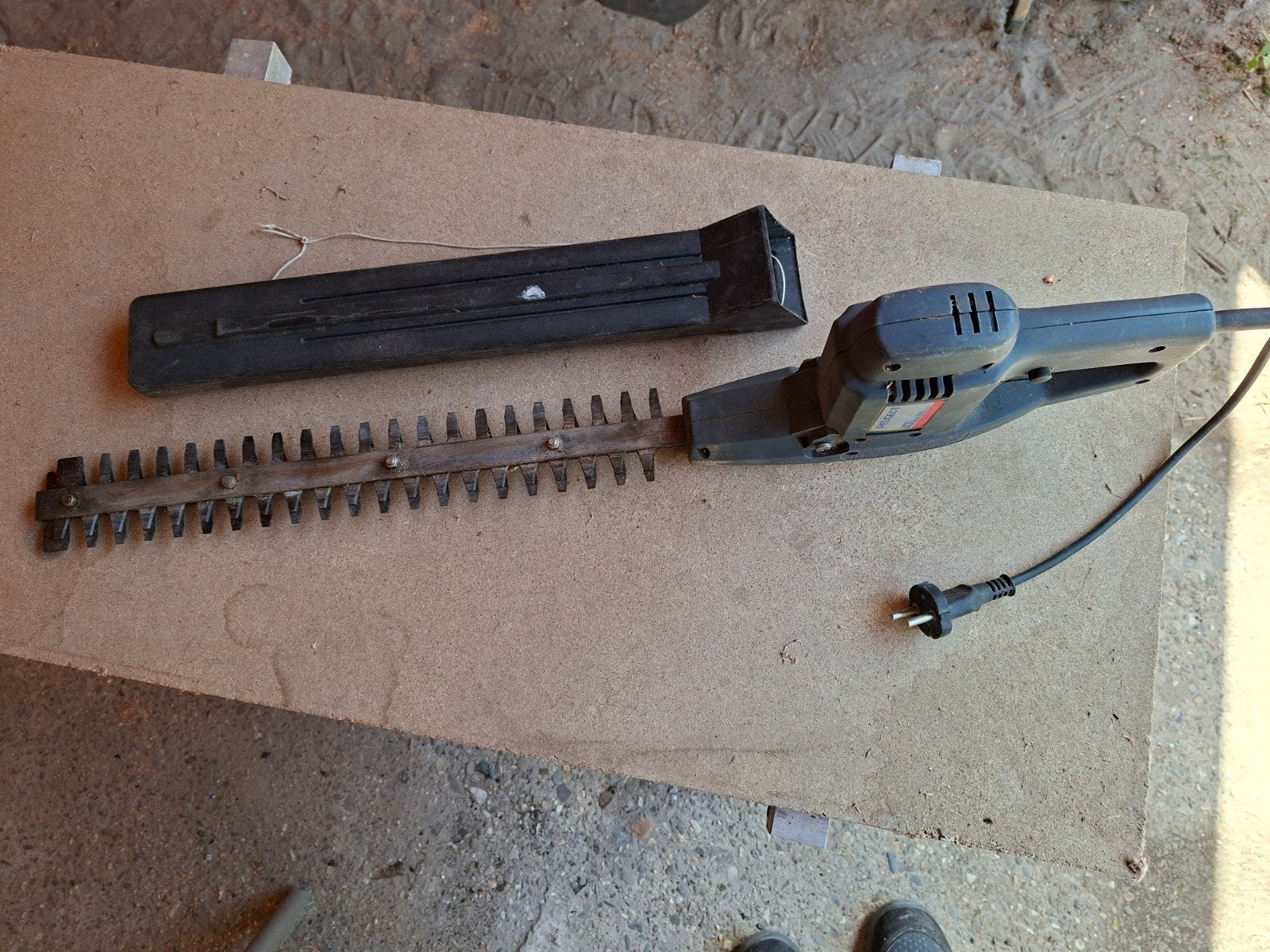Heggenschaar te koop.  Merk Peugeot type JH 42 F model 9THF., Ophalen, Gebruikt, Elektrisch