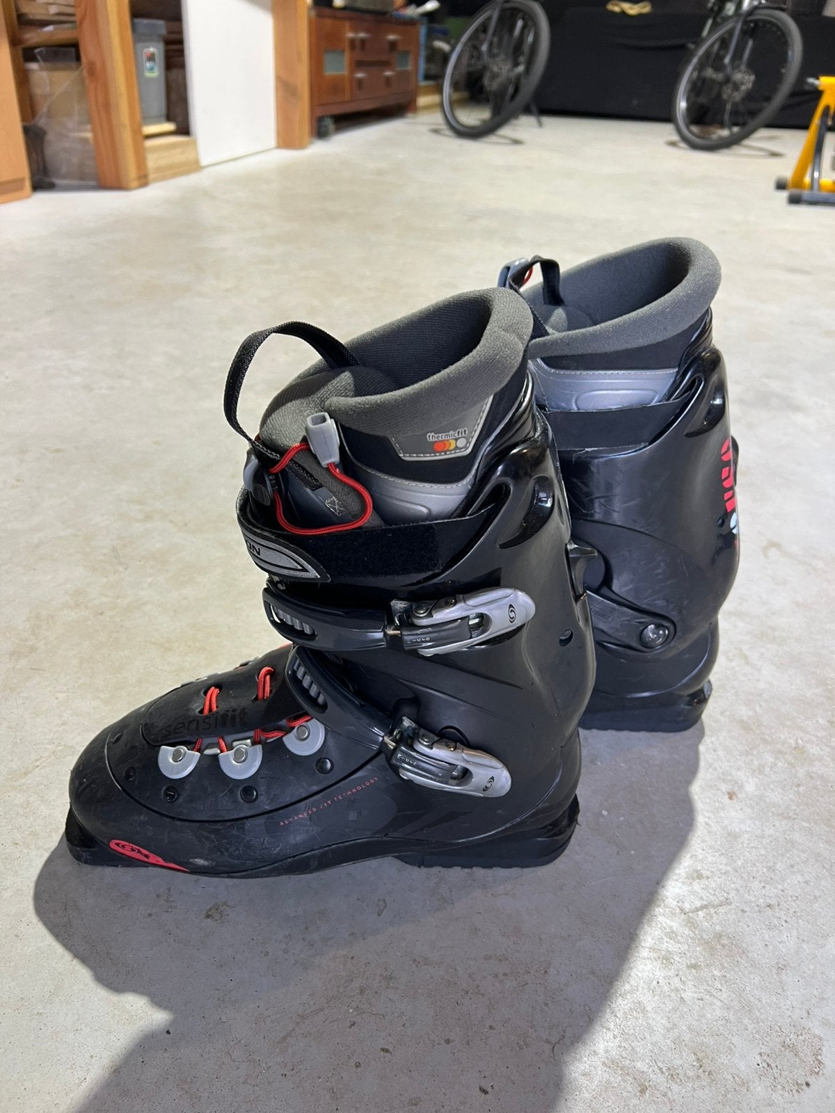 Salomon skischoenen maat 29,5 / EU maat 44, Ophalen, Zo goed als nieuw, Schoenen
