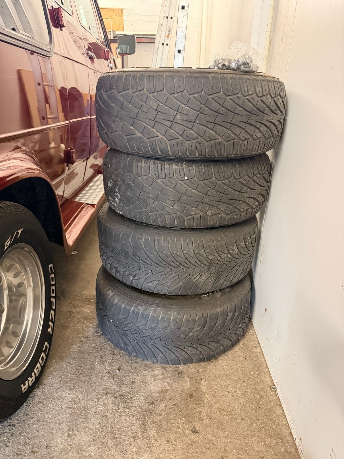 4 wielen van een Chevy Van, Ophalen, 15 inch, Banden en Velgen, 235 mm